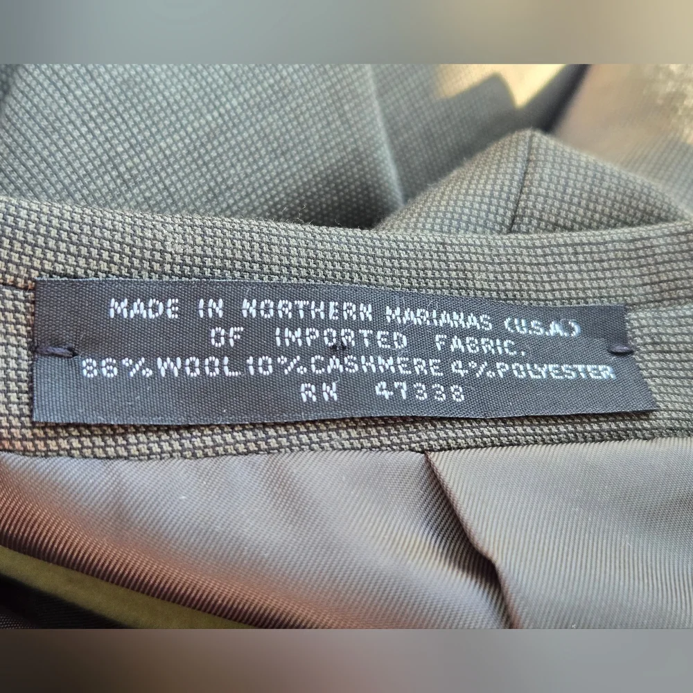 Roger's Aristocrat 86% Wool Vintage Men Blazer.  Measurements are in Pictures.